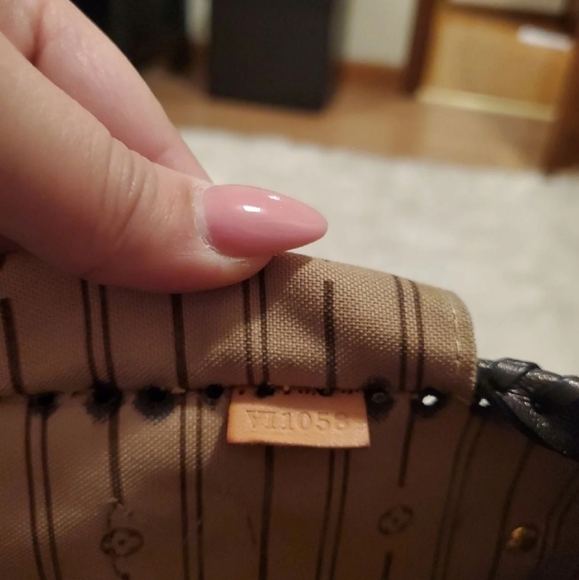 Louis Vuitton Neverfull MM - Picture 10 of 13